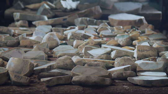 玉器商店里展示的玉石翡翠原石