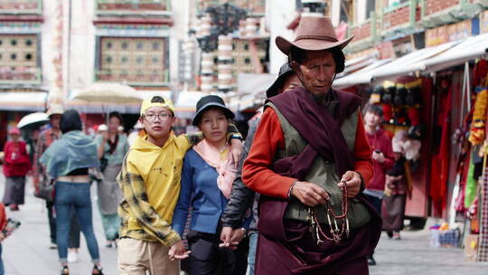 西藏拉萨八廓街大昭寺藏族人文游客视频素材模板下载