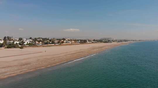 西班牙南部阿尔梅里亚的Playas de Vera海滩。炎热夏日的航拍照片。