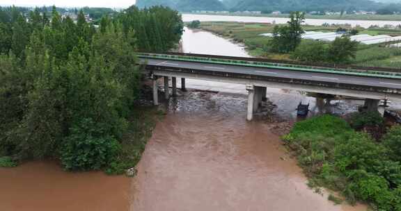 山洪水冲刷高速公路桥墩路基自然极端天气