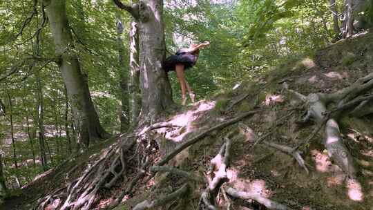 芭蕾舞演员在森林里的芭蕾舞尖上摆姿势。慢