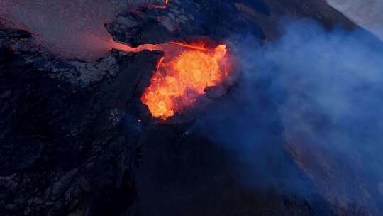 火山喷发岩浆涌动爆发实拍FPV无人机航拍