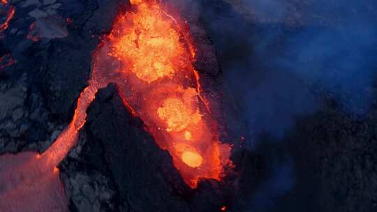 火山喷发岩浆涌动爆发实拍FPV无人机航拍