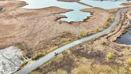 汽车行驶在扎龙湿地蜿蜒的公路上