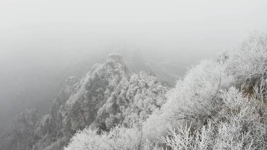 北京怀柔箭扣长城冬季雾凇雪景寒冷覆盖航拍视频素材模板下载