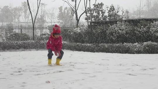 初雪打雪仗