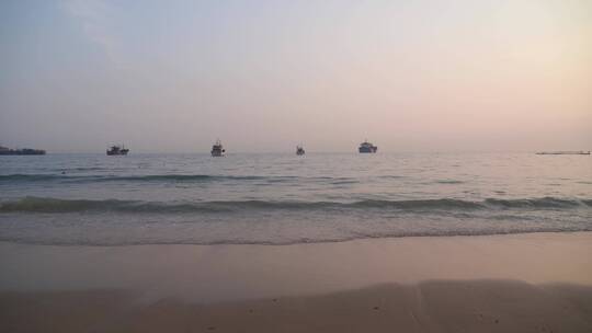 海边沙滩海水浪花拍打美丽海岸线黄昏日落