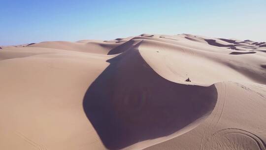 航拍沙丘车在沙漠行驶
