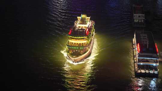 俯拍游船轮船重庆嘉陵江夜晚游轮