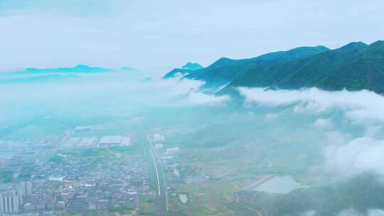 航拍雨后云海中的中国乡村高铁