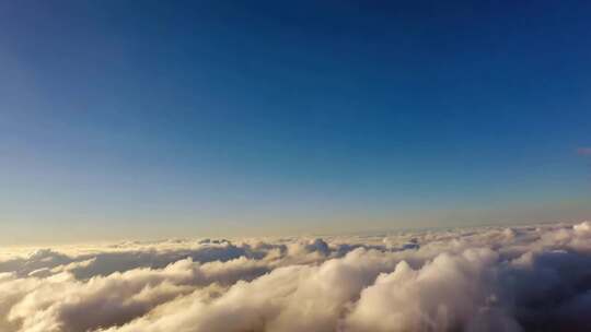 高空俯瞰云海蓝天壮丽景观