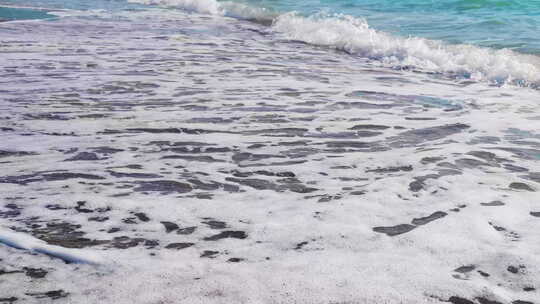 海浪冲刷沙滩