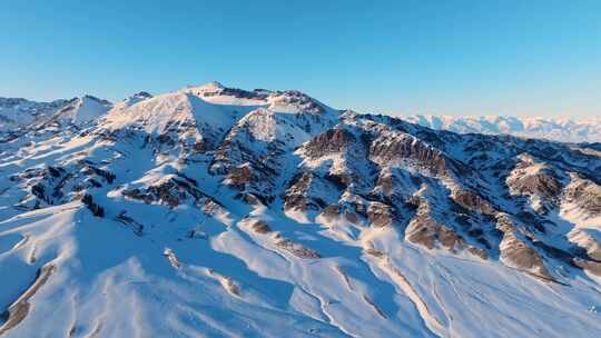 航拍新疆天山山脉雪山