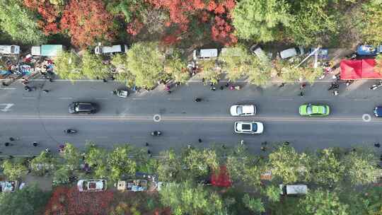 航拍鞍山孟家沟公路早市