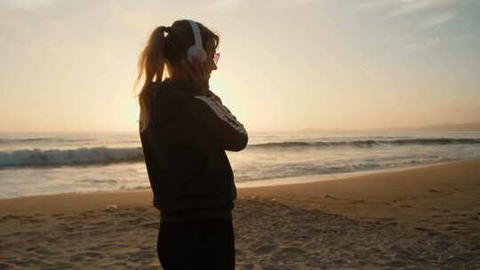 在沙滩上听音乐