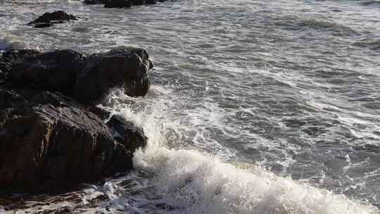 青岛海滨海浪冲刷岩石浪花飞溅视频素材模板下载