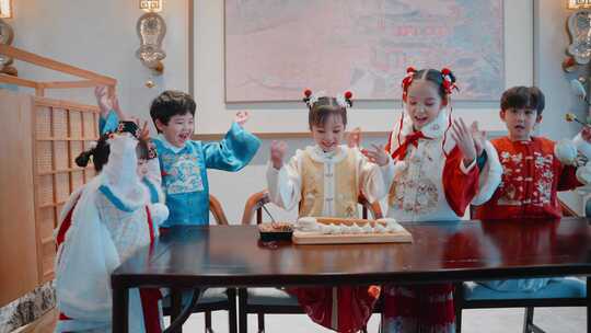 一群小孩开心的包饺子