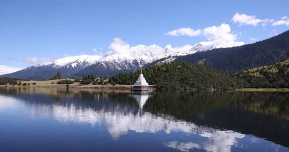 鲁朗湖泊与雪山