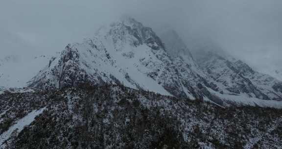 西藏林芝地区墨脱县多雄拉雪山高空航拍