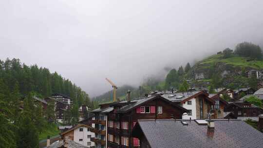 瑞士 阿尔卑斯 采尔玛特小镇雨景