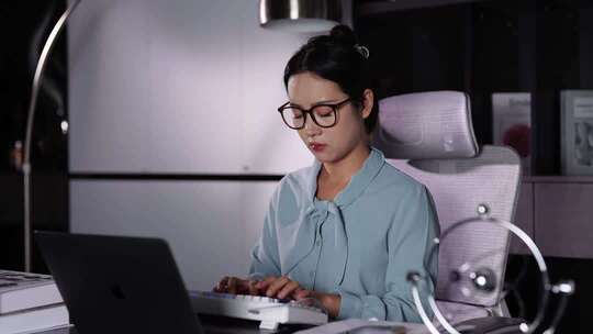 女生加班 职场女性居家办公工作