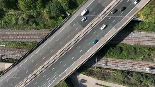 英国鸟瞰高速公路下的通勤列车超速行驶