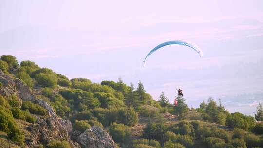 滑翔伞从山上起飞的航拍视频素材模板下载
