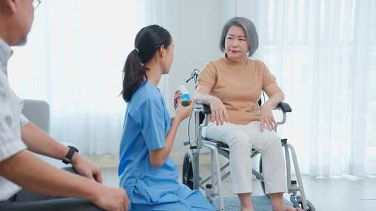 女病人在疗养院向内科护士咨询