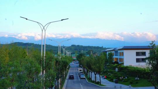 城市白天远山秦岭云层翻涌绿树车流延时