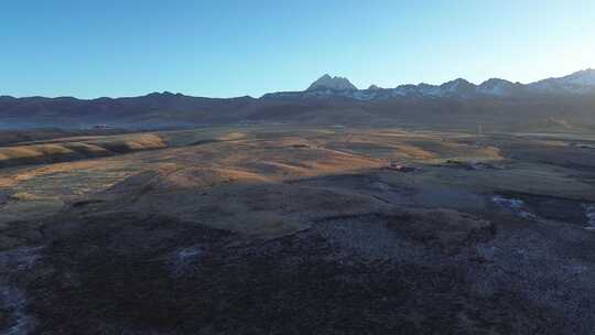 清晨的四川甘孜州塔公草原雅拉雪山航拍