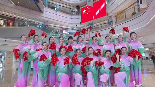 商场内女性群体舞蹈表演