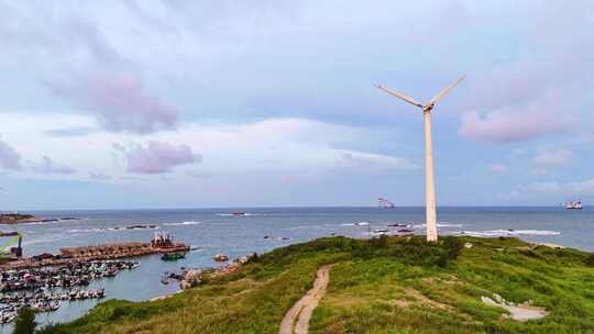 海岸线上风力发电机海岸风景