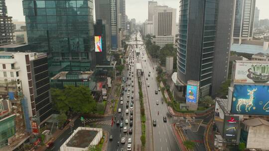 雾蒙蒙的城市里高速公路的航拍