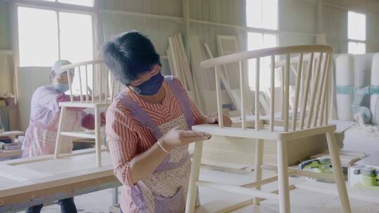 4k实木家具工厂椅子生产打磨实拍视频