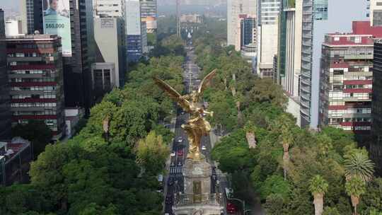 沿着独立天使纪念碑天线附近的城市大道行驶