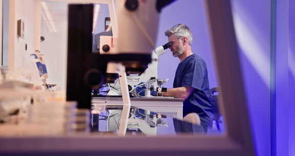 胚胎学家在实验室进行人工受精