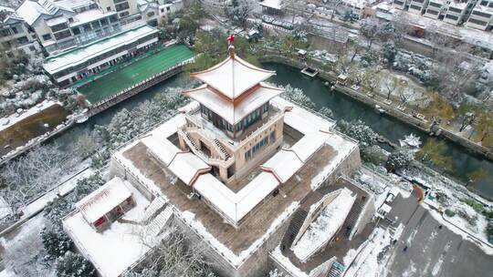 4K山东济南解放阁地标雪景航拍视频