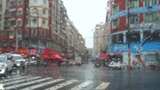 下雨天车窗外街景雨天道路交通车流窗户风景高清在线视频素材下载