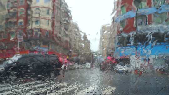 下雨天车窗外街景雨天道路交通车流窗户风景