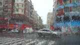 下雨天车窗外街景雨天道路交通车流窗户风景高清在线视频素材下载