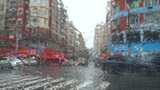 下雨天车窗外街景雨天道路交通车流窗户风景高清在线视频素材下载