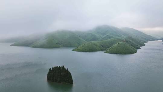 云雾缭绕的青山绿水自然景观