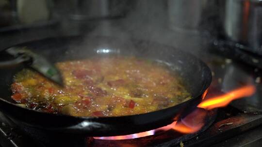 油汤浇头火辣沸腾慢镜头