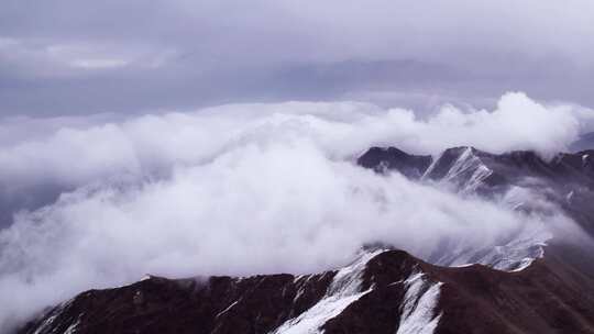 青海拉脊山雪山云雾航拍