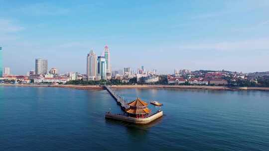 中国山东青岛栈桥回澜阁和城市天际线航拍