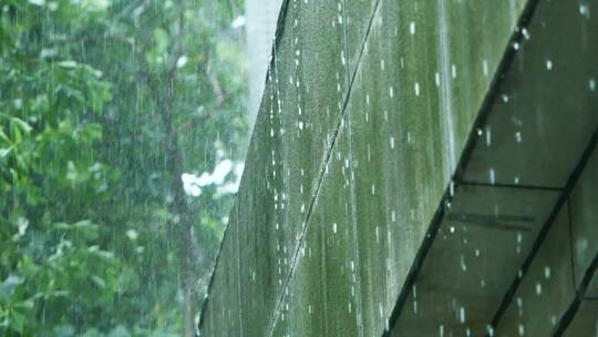 小区下暴雨，唯美雨景，极端天气视频素材