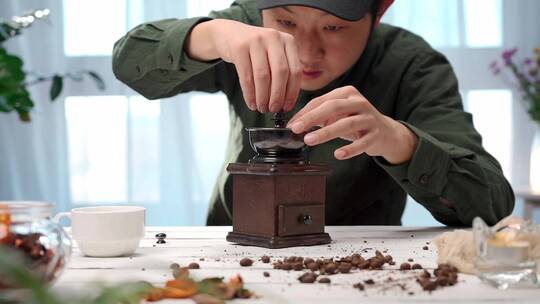 制作手磨咖啡的亚洲男性
