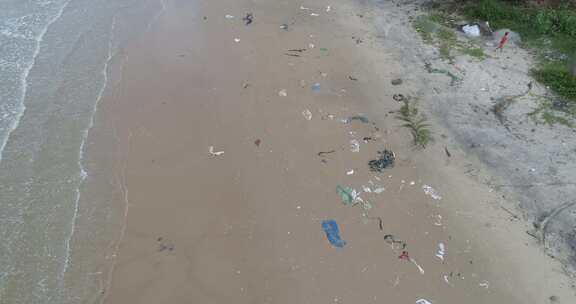 垃圾、塑料、垃圾、瓶子……海滩上的环境污染