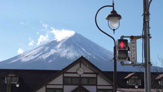 日本河口湖火车站与富士山的红绿灯交叉