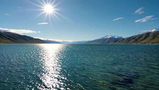 湖泊雪山自然风光全景